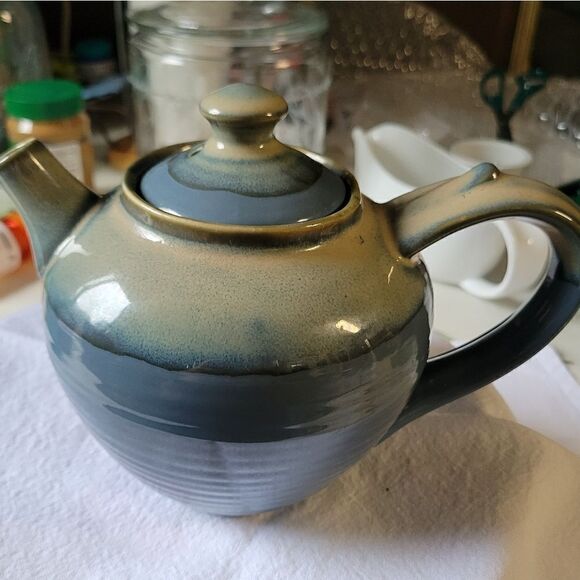 Tumbleweed pottery tea pot with lid - Picture 5 of 7